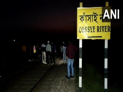 2 Killed, 1injured after train hits them while taking selfie in West Bengal | 2 Killed, 1injured after train hits them while taking selfie in West Bengal