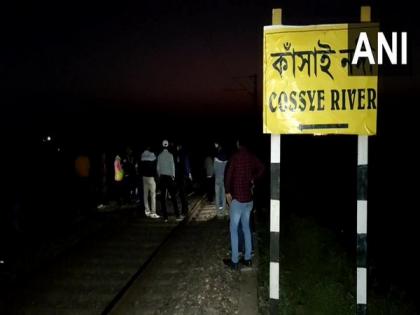2 Killed, 1injured after train hits them while taking selfie in West Bengal | 2 Killed, 1injured after train hits them while taking selfie in West Bengal 2 Killed, 1injured after train hits them while taking selfie in West Bengal | 2 Killed, 1injured after train hits them while taking selfie in West Bengal