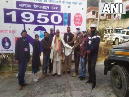 Uttarakhand polls: 100-year-old man turns up to vote, felicitated by SDM Kapkot | Uttarakhand polls: 100-year-old man turns up to vote, felicitated by SDM Kapkot