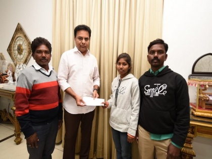 Two students get financial aid from Telangana Minister for pursuing MBBS | Two students get financial aid from Telangana Minister for pursuing MBBS