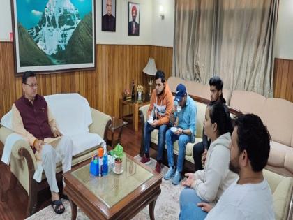 CM Dhami meets Indian student returnees from Ukraine in Delhi, enquires about their well-being | CM Dhami meets Indian student returnees from Ukraine in Delhi, enquires about their well-being