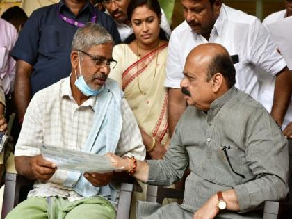 Karnataka CM hands over cheque of Rs 25 lakh to family of medical student killed in Ukraine | Karnataka CM hands over cheque of Rs 25 lakh to family of medical student killed in Ukraine Karnataka CM hands over cheque of Rs 25 lakh to family of medical student killed in Ukraine | Karnataka CM hands over cheque of Rs 25 lakh to family of medical student killed in Ukraine