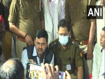 After Akhilesh Yadav's allegation of EVMs tampering, Varanasi DM holds meeting with representatives of parties | After Akhilesh Yadav's allegation of EVMs tampering, Varanasi DM holds meeting with representatives of parties