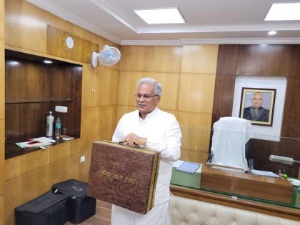 Chhattisgarh CM Baghel carries briefcase made of cow dung to present state Budget 2022-23 | Chhattisgarh CM Baghel carries briefcase made of cow dung to present state Budget 2022-23