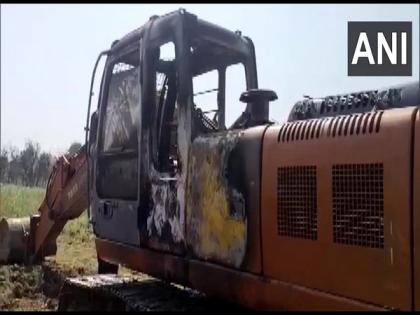 Naxals set poclain machine on fire in Bihar's Gaya | Naxals set poclain machine on fire in Bihar's Gaya
