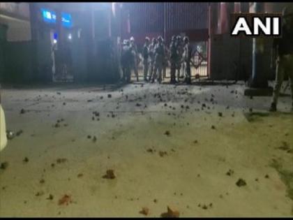 UP polls: Stones pelted at police force in Kaushambi counting center | UP polls: Stones pelted at police force in Kaushambi counting center