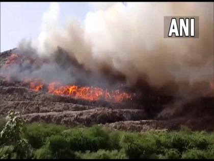 Delhi: Dumping yard at Ghazipur catches fire | Delhi: Dumping yard at Ghazipur catches fire