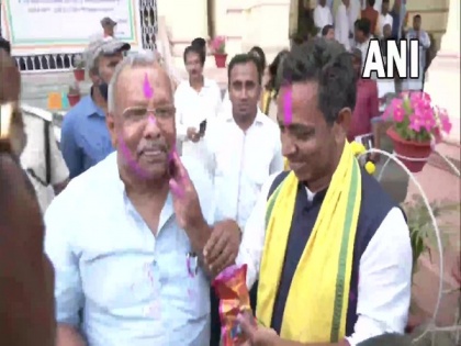 Bihar Deputy CM celebrates Holi with MLAs outside assembly | Bihar Deputy CM celebrates Holi with MLAs outside assembly