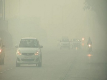 Fog engulfs Delhi, overall air quality remains in 'very poor' category | Fog engulfs Delhi, overall air quality remains in 'very poor' category