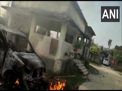 Bihar: Man dies in custody due to 'bee sting', mob sets police station on fire | Bihar: Man dies in custody due to 'bee sting', mob sets police station on fire Bihar: Man dies in custody due to 'bee sting', mob sets police station on fire | Bihar: Man dies in custody due to 'bee sting', mob sets police station on fire