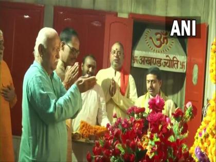 RSS chief Mohan Bhagwat offers prayers at Gorakhnath temple in UP's Gorakhpur | RSS chief Mohan Bhagwat offers prayers at Gorakhnath temple in UP's Gorakhpur