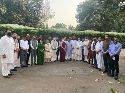 Sonia Gandhi holds meeting with Himachal Cong leaders, advises them to stay united for polls | Sonia Gandhi holds meeting with Himachal Cong leaders, advises them to stay united for polls
