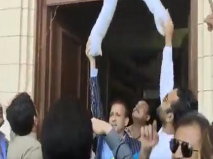 Pakistan: PTI members of Sindh Assembly hang effigy symbolising 'traitors' involved in toppling Imran Khan govt, raise slogans | Pakistan: PTI members of Sindh Assembly hang effigy symbolising 'traitors' involved in toppling Imran Khan govt, raise slogans