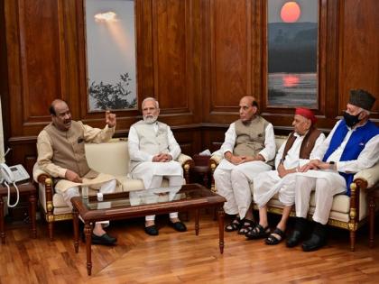 PM Modi meets Sonia Gandhi, Farooq Abdullah, Mulayam Singh Yadav on conclusion of Parliament's Budget session | PM Modi meets Sonia Gandhi, Farooq Abdullah, Mulayam Singh Yadav on conclusion of Parliament's Budget session