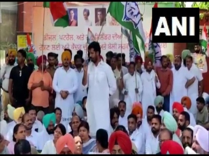 Congress protests in Chandigarh over fuel price hike, inflation | Congress protests in Chandigarh over fuel price hike, inflation