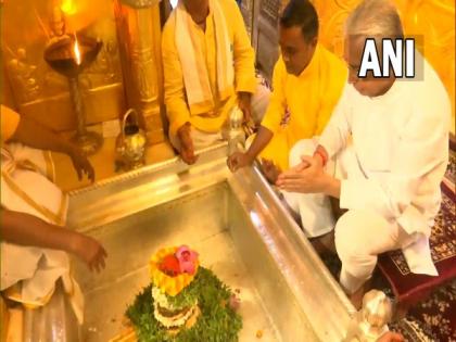 Mauritius PM offers prayers at Kashi Vishwanath Temple in Varanasi | Mauritius PM offers prayers at Kashi Vishwanath Temple in Varanasi