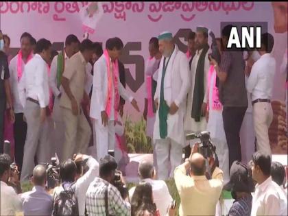 Rakesh Tikait joins TRS protest at Telangana Bhavan on paddy procurement issue | Rakesh Tikait joins TRS protest at Telangana Bhavan on paddy procurement issue