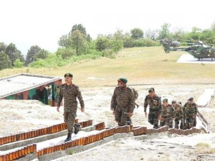 Northern Army Commander reviews security situation, operational preparedness along LoC | Northern Army Commander reviews security situation, operational preparedness along LoC