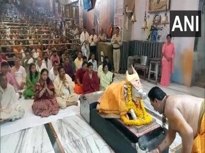 Union Minister attends 'Bhasma Aarti' at Ujjain's Mahakaleshwar Temple | Union Minister attends 'Bhasma Aarti' at Ujjain's Mahakaleshwar Temple Union Minister attends 'Bhasma Aarti' at Ujjain's Mahakaleshwar Temple | Union Minister attends 'Bhasma Aarti' at Ujjain's Mahakaleshwar Temple