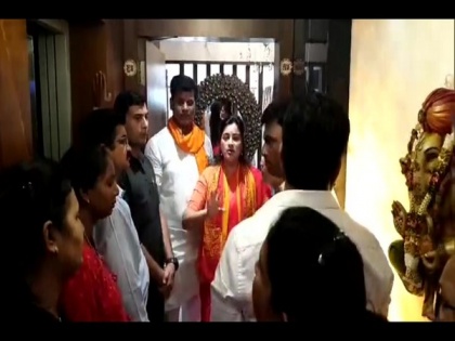 Maharasthra: MLA-MP couple's plan to chant Hanuman Chalisa outside CM Thackeray's residence triggers row | Maharasthra: MLA-MP couple's plan to chant Hanuman Chalisa outside CM Thackeray's residence triggers row