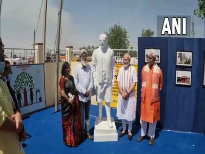 PM Modi visits INTACH photo gallery in Jammu, meets sculptor who made his statue | PM Modi visits INTACH photo gallery in Jammu, meets sculptor who made his statue