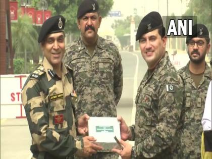 BSF, Pakistan Rangers exchange Eid greeting at JCP Attari border | BSF, Pakistan Rangers exchange Eid greeting at JCP Attari border