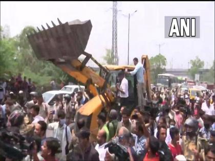 Locals protest anti-encroachment drive in Delhi's Shaheen Bagh | Locals protest anti-encroachment drive in Delhi's Shaheen Bagh
