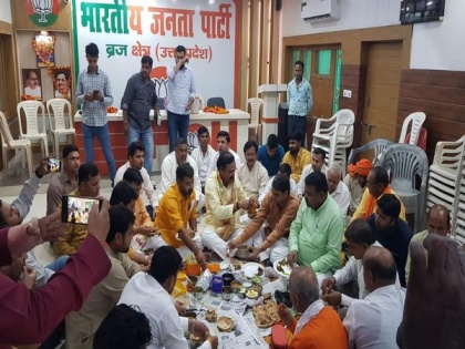 BJP Kisan Morcha organises 'tiffin meeting' to discuss plan to reach out to farmers on Centre's welfare schemes | BJP Kisan Morcha organises 'tiffin meeting' to discuss plan to reach out to farmers on Centre's welfare schemes
