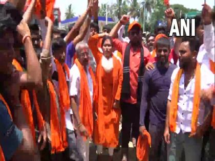 Karnataka: Right-wing groups gather in Mandya for march to mosque in Srirangapatna, prohibitory orders imposed | Karnataka: Right-wing groups gather in Mandya for march to mosque in Srirangapatna, prohibitory orders imposed Karnataka: Right-wing groups gather in Mandya for march to mosque in Srirangapatna, prohibitory orders imposed | Karnataka: Right-wing groups gather in Mandya for march to mosque in Srirangapatna, prohibitory orders imposed