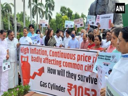 Monsoon Session: Rahul Gandhi joins opposition protest on inflation | Monsoon Session: Rahul Gandhi joins opposition protest on inflation Monsoon Session: Rahul Gandhi joins opposition protest on inflation | Monsoon Session: Rahul Gandhi joins opposition protest on inflation