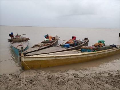 One Pakistani fisherman apprehended, five boats seized by BSF off Gujarat coast | One Pakistani fisherman apprehended, five boats seized by BSF off Gujarat coast