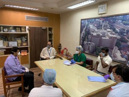 Devendra Fadnavis visits hospitals treating COVID-19 patients in Mumbai, interacts with doctors, healthcare personnel | Devendra Fadnavis visits hospitals treating COVID-19 patients in Mumbai, interacts with doctors, healthcare personnel