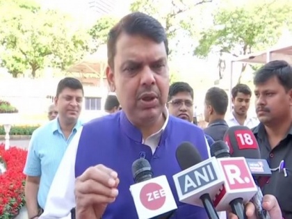 Fadnavis urges people to support PM Modi's call for lighting candles on April 5 | Fadnavis urges people to support PM Modi's call for lighting candles on April 5