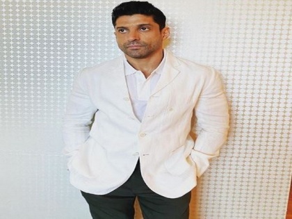 Farhan Akhtar releases consignment of PPE kits to Cama Hospital | Farhan Akhtar releases consignment of PPE kits to Cama Hospital