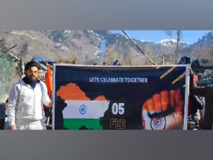 Young Kashmiris hold car rallies, carry Indian flag to counter Pak propaganda | Young Kashmiris hold car rallies, carry Indian flag to counter Pak propaganda