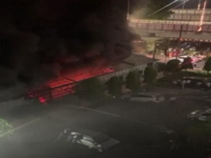 Fire breaks out at Lucknow hotel, no casualties reported | Fire breaks out at Lucknow hotel, no casualties reported Fire breaks out at Lucknow hotel, no casualties reported | Fire breaks out at Lucknow hotel, no casualties reported