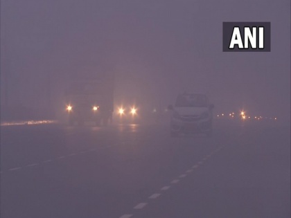 Delhi witnesses dense fog, visibility drops to 50 metres | Delhi witnesses dense fog, visibility drops to 50 metres