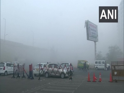 Blanket of fog shrouds Delhi, air quality remains in 'very poor' category | Blanket of fog shrouds Delhi, air quality remains in 'very poor' category