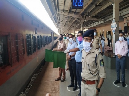Shramik Express train with 1,200 migrant labourers leaves for Gwalior from Goa | Shramik Express train with 1,200 migrant labourers leaves for Gwalior from Goa