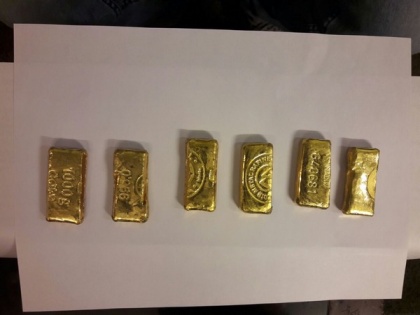Gold paste worth Rs 65 lakh seized from aircraft toilet, one held | Gold paste worth Rs 65 lakh seized from aircraft toilet, one held
