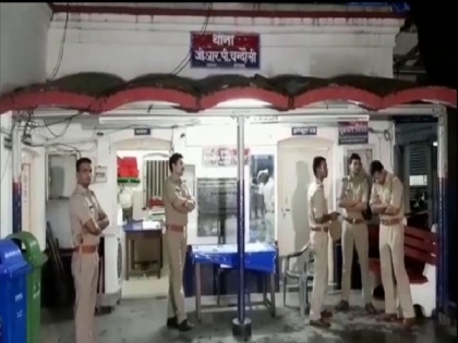 UP: GRP personnel loot Rs 50,000 from businessman at Chandausi railway station | UP: GRP personnel loot Rs 50,000 from businessman at Chandausi railway station