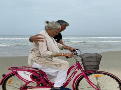 Milind Soman teaches his 83-years-old mother to cycle again | Milind Soman teaches his 83-years-old mother to cycle again
