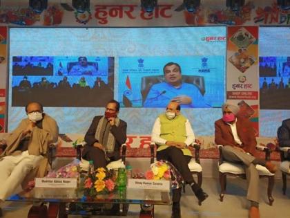Gadkari inaugurates 'Hunar Haat' in Rampur | Gadkari inaugurates 'Hunar Haat' in Rampur