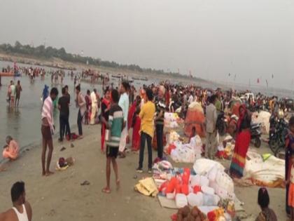 UP: People bathe in Ganga to beat the heat amid rising temperatures in Prayagraj | UP: People bathe in Ganga to beat the heat amid rising temperatures in Prayagraj