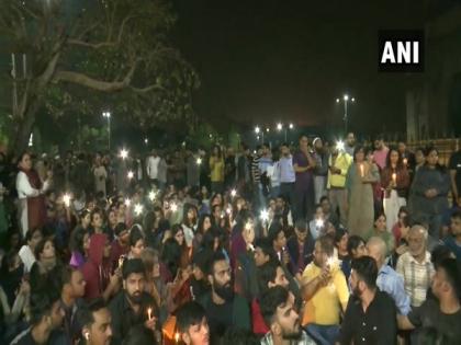 Students from various colleges gather at Gateway of India to protest against JNU violence | Students from various colleges gather at Gateway of India to protest against JNU violence Students from various colleges gather at Gateway of India to protest against JNU violence | Students from various colleges gather at Gateway of India to protest against JNU violence