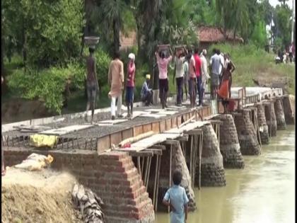 Villagers construct bridge with donations in Bihar's Budhaul village | Villagers construct bridge with donations in Bihar's Budhaul village