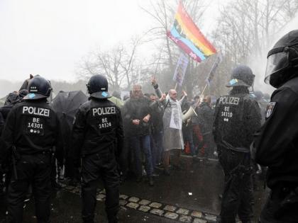 Over 1,000 protesters gather in Berlin to participate in rally against COVID-19 law | Over 1,000 protesters gather in Berlin to participate in rally against COVID-19 law