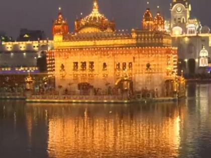 Golden Temple illuminates on 415th anniversary of Shri Guru Granth Sahib Parkash Parv | Golden Temple illuminates on 415th anniversary of Shri Guru Granth Sahib Parkash Parv