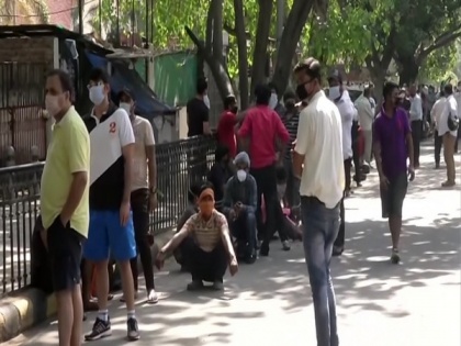 Despite e-token system, long queues and crowd outside liquor shops in Delhi | Despite e-token system, long queues and crowd outside liquor shops in Delhi