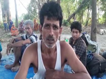 Migrant labourers who travelled from Mumbai to native Gonda forced to spend quarantine in open area | Migrant labourers who travelled from Mumbai to native Gonda forced to spend quarantine in open area